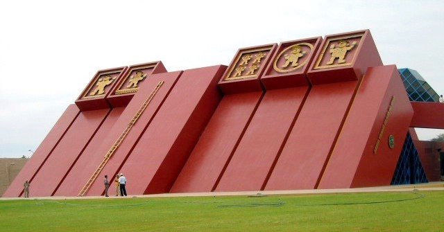 “Monumento funerario del Señor de Sipán en Perú con joyas, cerámica y restos arqueológicos de la cultura mochica”
